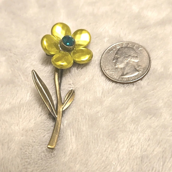 #471 Gold tone yellow flower brooch - Picture 4 of 5